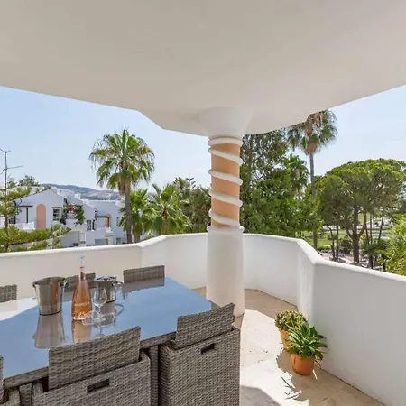 Stylish One Bed At Matchroom Country Club Apartment *